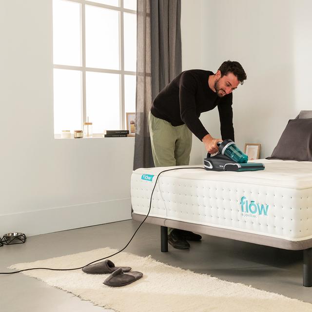Conga 7000 Mattress Aspirador de colchones y tapicerías con 700 W de potencia y 12 kPa de poder de succión. Incluye luz ultravioleta UV-C que acaba hasta con el 99,9 % de los alérgenos.