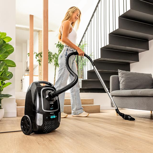 Conga Powerbag 4000 XL Aspirador con bolsa y cable de 890 W de potencia. Con bolsa. Máxima capacidad del depósito de hasta 4 L con filtrado de alta eficiencia y tubo telescópico metálico.