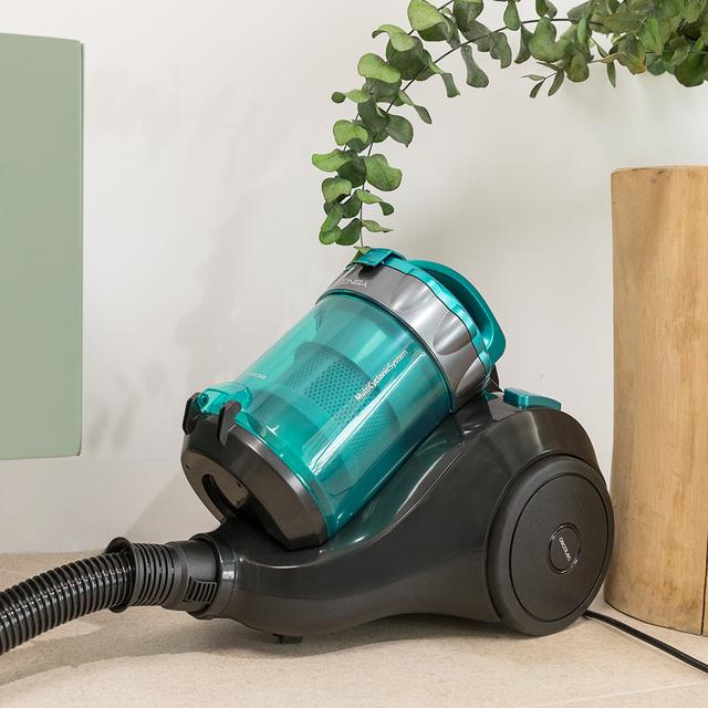 Conga Rockstar Multicyclonic Aspirador de trineo de 800 W de potencia. Multiciclónico sin bolsa. Máxima capacidad del depósito de hasta 2,5 L con filtrado de alta eficiencia y tubo telescópico metálico.
