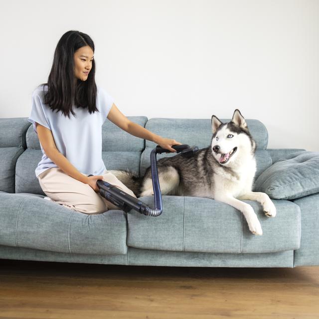 Scoba 2100 Twice Animal Aspirador vertical con diseño ultraligero (menos de 1 kg en mano y 1,6 kg entero) y cabezal omnidireccional con doble cepillo que permite movimientos laterales y circulares para una limpieza ágil y cómoda.