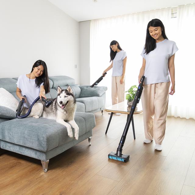 Scoba 2100 Twice Animal Aspirador vertical con diseño ultraligero (menos de 1 kg en mano y 1,6 kg entero) y cabezal omnidireccional con doble cepillo que permite movimientos laterales y circulares para una limpieza ágil y cómoda.