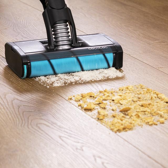 Scoba 2100 Twice Animal Aspirador vertical con diseño ultraligero (menos de 1 kg en mano y 1,6 kg entero) y cabezal omnidireccional con doble cepillo que permite movimientos laterales y circulares para una limpieza ágil y cómoda.