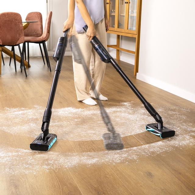 Scoba 2100 Twice Animal Aspirador vertical con diseño ultraligero (menos de 1 kg en mano y 1,6 kg entero) y cabezal omnidireccional con doble cepillo que permite movimientos laterales y circulares para una limpieza ágil y cómoda.