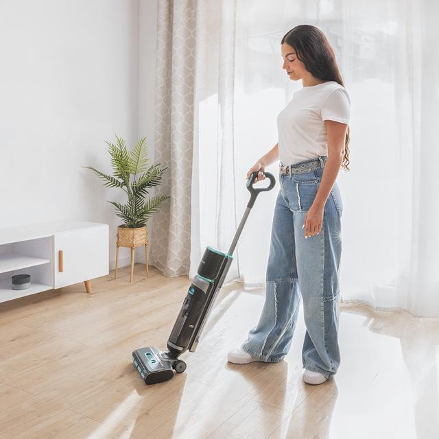 FreeGo Wash&Vacuum Fregona eléctrica sin cables de 200 W. Friega y aspira a la vez. 35 minutos de autonomía. Rodillo absorvente Wet Jalisco. Depósito de agua limpia de 700 ml y agua sucia de 700 ml.